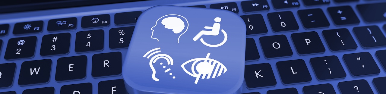 Eine Nahaufnahme einer Computertastatur, auf deren blauer Taste sich vier weiße Symbole befinden, die verschiedene Formen der Barrierefreiheit darstellen: ein Kopf mit Gehirn, ein Rollstuhlfahrer, ein Ohr mit Schallwellen und ein durchgestrichenes Auge.