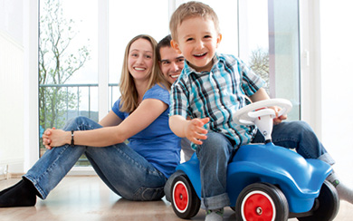 Ein Foto einer Familie mit Kind