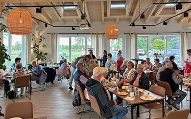Menschen beim Kaffeeklatsch