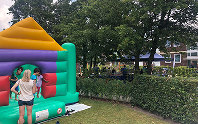 Hüpfburg mit Kindern