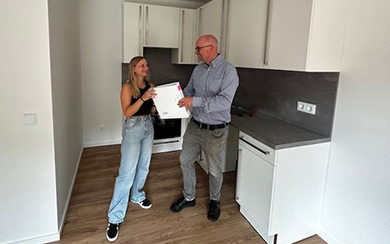 Schlüsselübergabe mit junger Frau