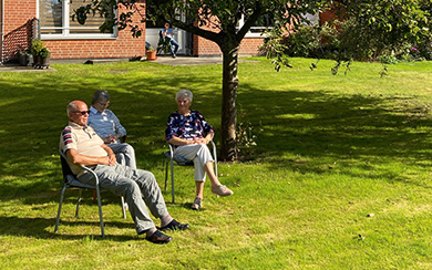 Publikum auf einer Rasenfläche