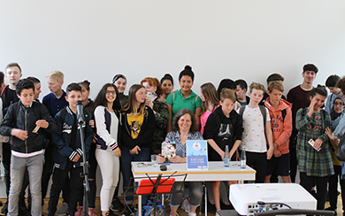 Schulklasse mit vielen Kindern