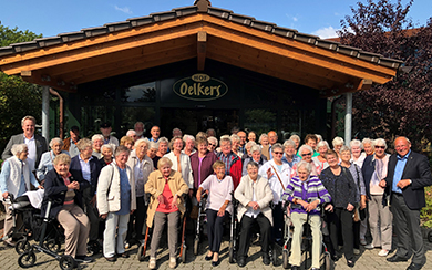 Senioren vor einer Wanderhütte