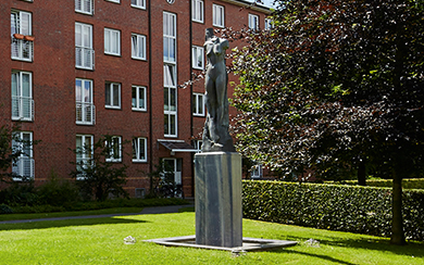 Skulptur vor Wohngebäude