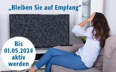 Frau sitzend vor einem Fernseher ohne Empfang