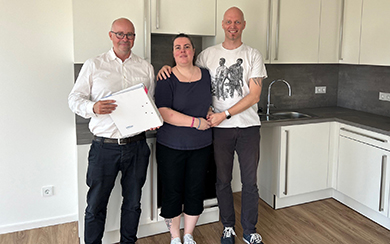 Schlüsselübergabe mit Paar