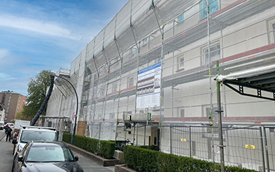 Eingerüstetes Wohnhaus