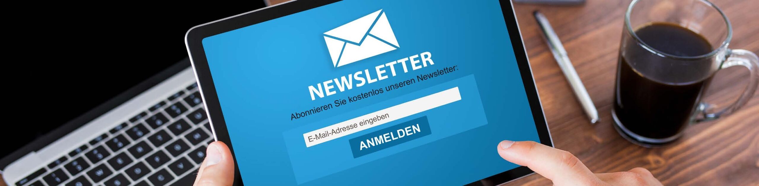 Bild eines Tablets mit einer Eingabemaske für die Newsletter-Anmeldung