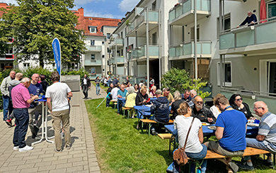 Nachbarschaftsfest mit vielen Menschen