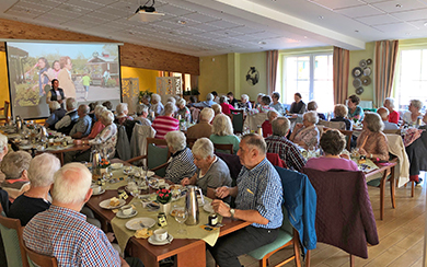 Senioren in einem Veranstaltungsraum